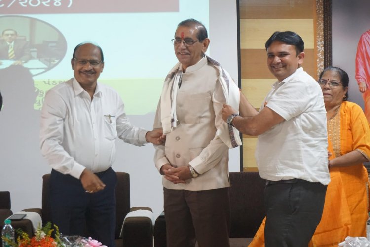 Hon’ble Vice-Chancellor Dr. Z. P. Patel felicitates Dr. H. V. Pandya, Registrar on the last day (31/08/2024) of his service at NAU Navsari.