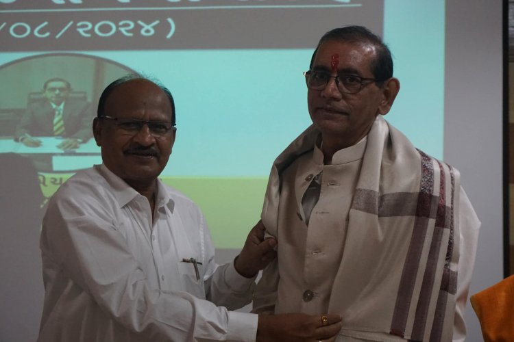 Hon’ble Vice-Chancellor Dr. Z. P. Patel felicitates Dr. H. V. Pandya, Registrar on the last day (31/08/2024) of his service at NAU Navsari.