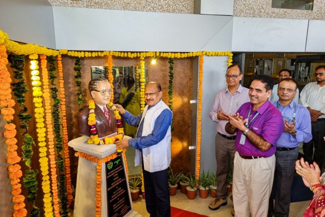 Hon’ble Vice-Chancellor Dr. Z. P. Patel unveiled the statue of Shri Navinchandra Mafatlal at the N. M. College of Agriculture