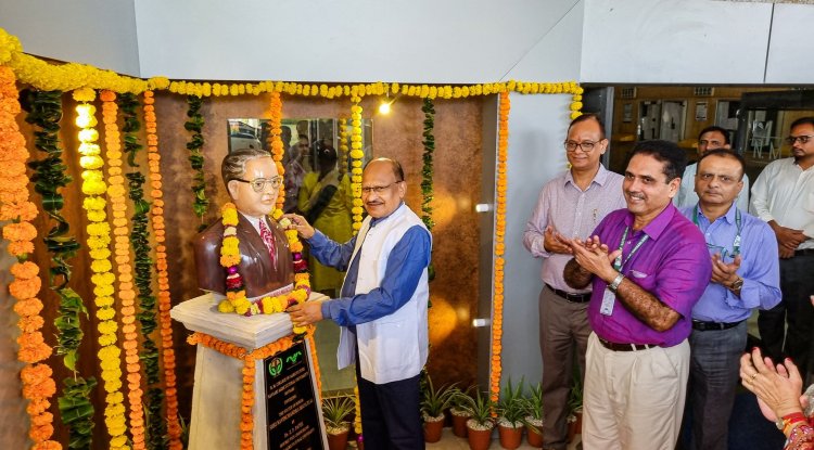 Hon’ble Vice-Chancellor Dr. Z. P. Patel unveiled the statue of Shri Navinchandra Mafatlal at the N. M. College of Agriculture