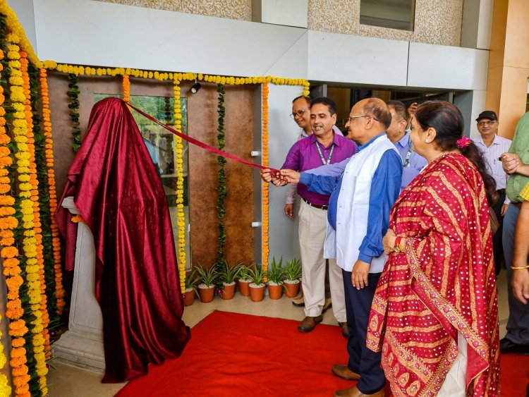 Hon’ble Vice-Chancellor Dr. Z. P. Patel unveiled the statue of Shri Navinchandra Mafatlal at the N. M. College of Agriculture