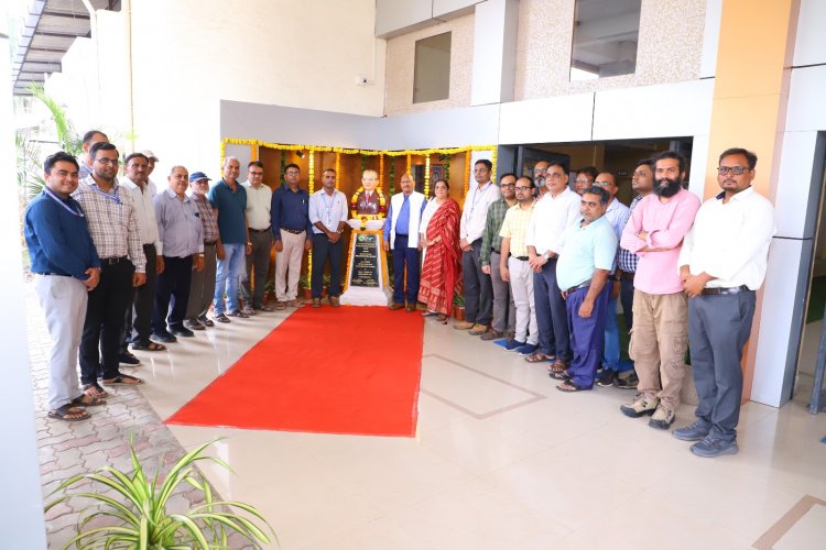 Hon’ble Vice-Chancellor Dr. Z. P. Patel unveiled the statue of Shri Navinchandra Mafatlal at the N. M. College of Agriculture