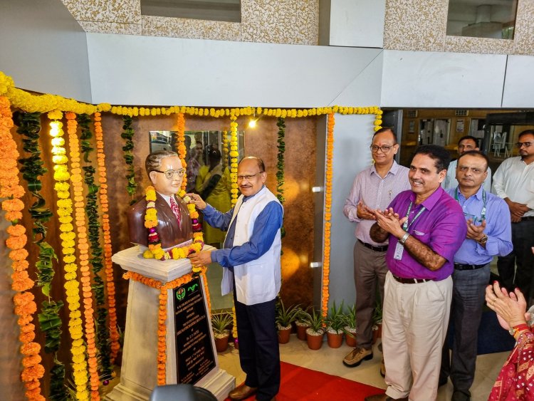 Hon’ble Vice-Chancellor Dr. Z. P. Patel unveiled the statue of Shri Navinchandra Mafatlal at the N. M. College of Agriculture