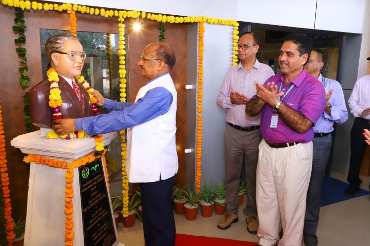 Hon’ble Vice-Chancellor Dr. Z. P. Patel unveiled the statue of Shri Navinchandra Mafatlal at the N. M. College of Agriculture