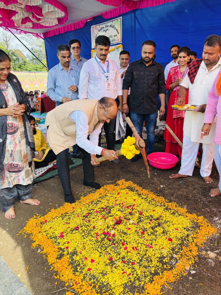 Hon'ble Vice-Chancellor Dr. Z. P. Patel laid the foundation stone of ‘Boys hostel’ at Polytechnic in Agriculture