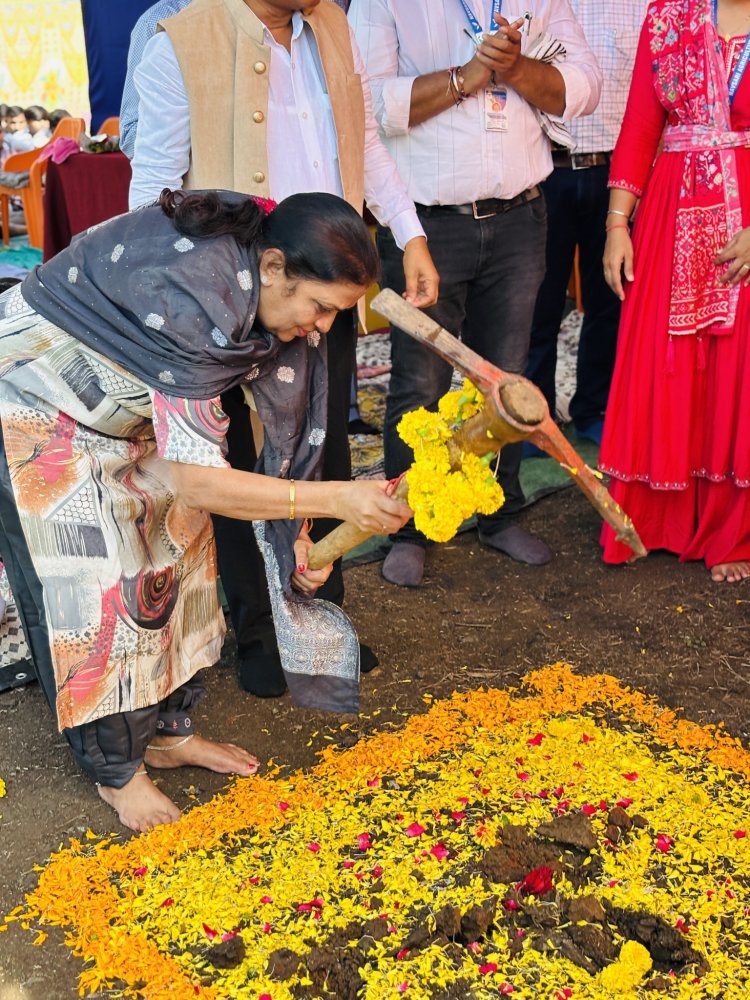 Hon'ble Vice-Chancellor Dr. Z. P. Patel laid the foundation stone of ‘Boys hostel’ at Polytechnic in Agriculture