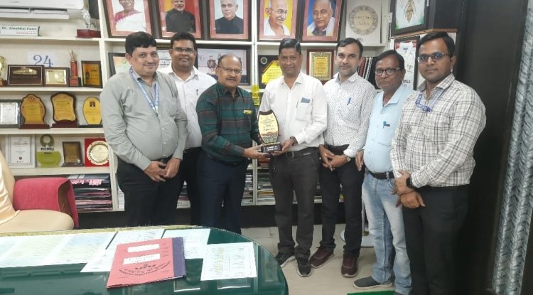 Hon'ble Vice-Chancellor Dr. Z. P. Patel, felicitated the team from the Fruit Research Station (FRS), Gandevi