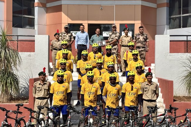 Hon’ble Vice-Chancellor Dr. Z. P. Patel flagged in the CISF Cycle Rally