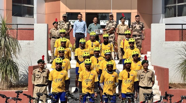 Hon’ble Vice-Chancellor Dr. Z. P. Patel flagged in the CISF Cycle Rally