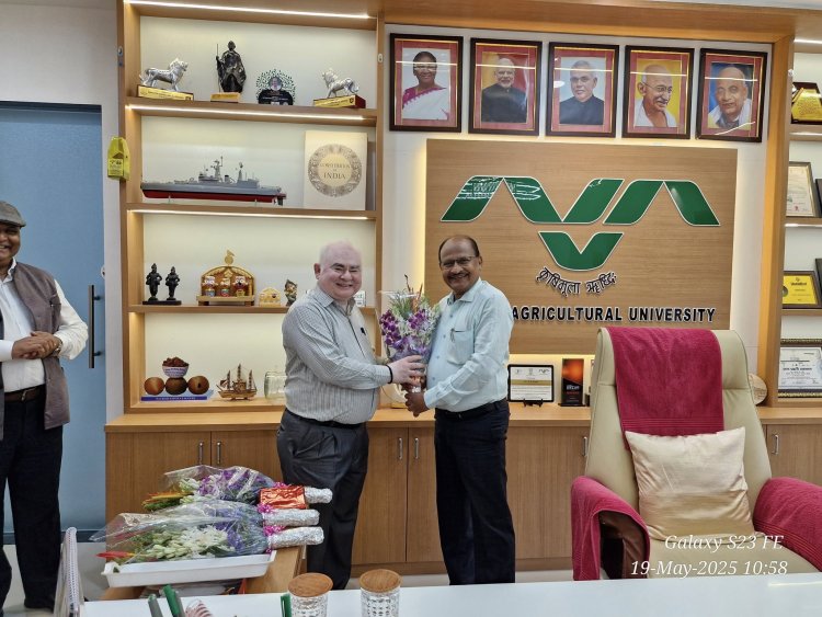 A delegation comprising authorities and scientists from Kamdhenu University, Gandhinagar, visited Navsari Agricultural University (NAU).