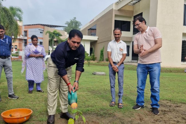 On the occasion of the birthday of Dr. R. M. Naik, Hon’ble Vice-Chancellor, Navsari Agricultural University, tree plantation ceremony was organized at the University Bhavan premises. 