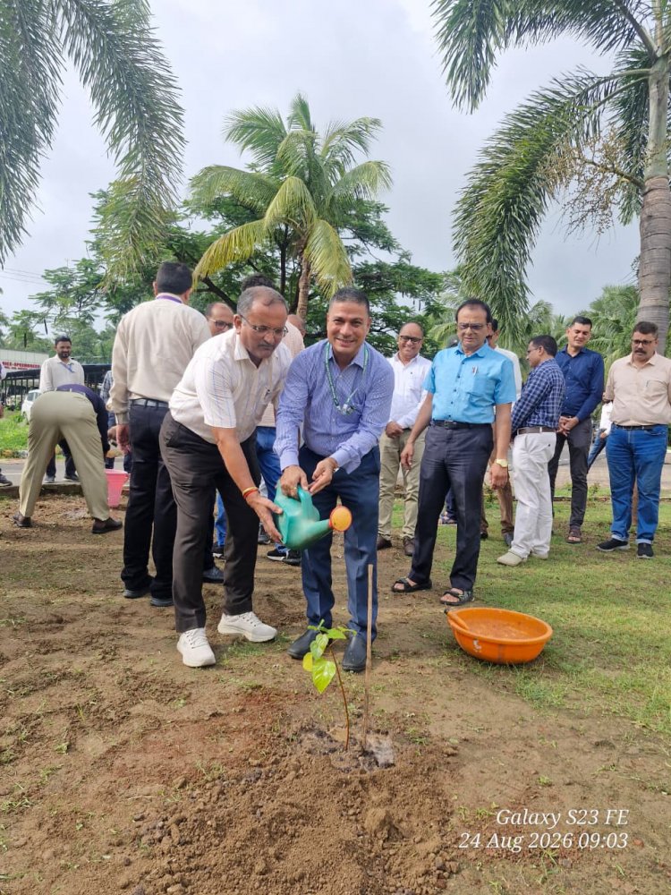 On the occasion of the birthday of Dr. R. M. Naik, Hon’ble Vice-Chancellor, Navsari Agricultural University, tree plantation ceremony was organized at the University Bhavan premises. 