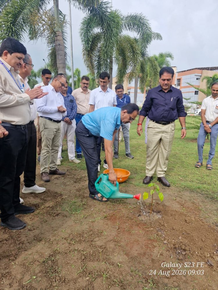 On the occasion of the birthday of Dr. R. M. Naik, Hon’ble Vice-Chancellor, Navsari Agricultural University, tree plantation ceremony was organized at the University Bhavan premises. 
