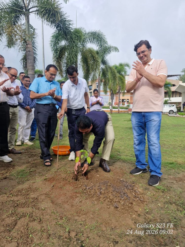 On the occasion of the birthday of Dr. R. M. Naik, Hon’ble Vice-Chancellor, Navsari Agricultural University, tree plantation ceremony was organized at the University Bhavan premises. 