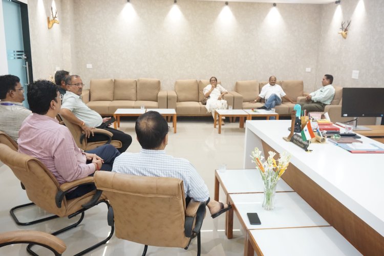 Today, Former Vice-Chancellor of NAU, Navsari, Dr. Z. P. Patel along with Dr. Harshavatiben Patel, Former Principal, Shri J. P. Pardiwala Arts & Commerce College paid a courtesy visit to Dr. R. M. Naik, Hon’ble Vice-Chancellor, NAU, Navsari.