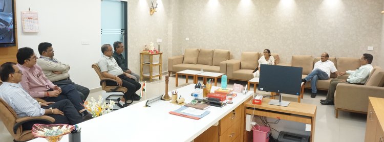 Today, Former Vice-Chancellor of NAU, Navsari, Dr. Z. P. Patel along with Dr. Harshavatiben Patel, Former Principal, Shri J. P. Pardiwala Arts & Commerce College paid a courtesy visit to Dr. R. M. Naik, Hon’ble Vice-Chancellor, NAU, Navsari.