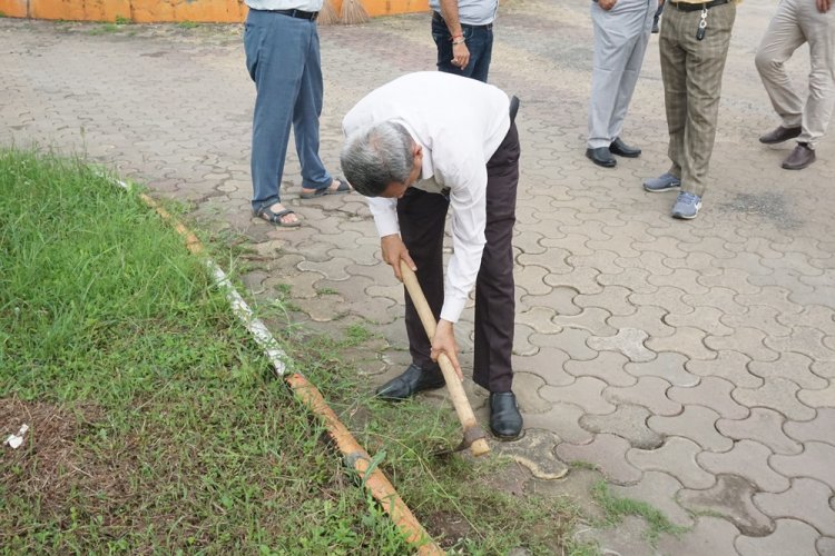 As part of the Seva Sankalp Abhiyan, Navsari Agricultural University, Navsari organized a “Swachhata Abhiyan” across the University Campus with the objective of promoting cleanliness and creating awareness about maintaining a clean and healthy environment.