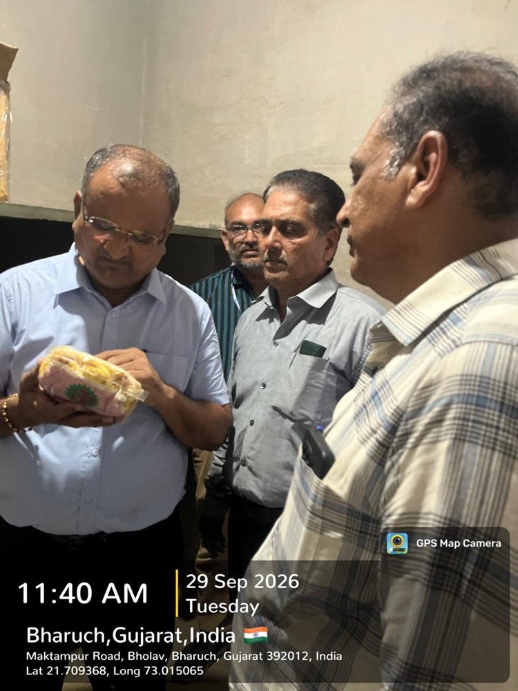 Hon’ble Vice-Chancellor, NAU, Navsari Dr. R. M. Naik along with Directo Prof. Jaimin R. Naik, Director of Students’ Welfare; Dr. Timur R. Ahlawat, Director of Research & Dean PG Studies; Dr. Vikas R. Naik and Dr. Lalit Mahatma, Associate Directors of Research, made a surprise visit to the hostel mess of the College of Agriculture, Bharuch.