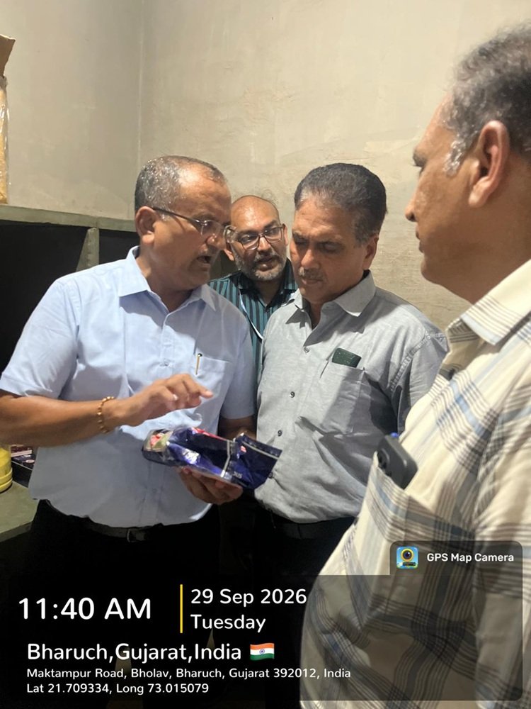 Hon’ble Vice-Chancellor, NAU, Navsari Dr. R. M. Naik along with Directo Prof. Jaimin R. Naik, Director of Students’ Welfare; Dr. Timur R. Ahlawat, Director of Research & Dean PG Studies; Dr. Vikas R. Naik and Dr. Lalit Mahatma, Associate Directors of Research, made a surprise visit to the hostel mess of the College of Agriculture, Bharuch.