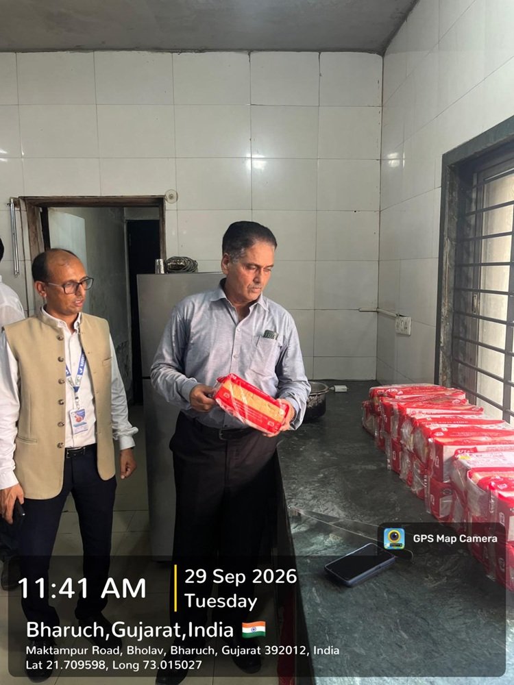 Hon’ble Vice-Chancellor, NAU, Navsari Dr. R. M. Naik along with Directo Prof. Jaimin R. Naik, Director of Students’ Welfare; Dr. Timur R. Ahlawat, Director of Research & Dean PG Studies; Dr. Vikas R. Naik and Dr. Lalit Mahatma, Associate Directors of Research, made a surprise visit to the hostel mess of the College of Agriculture, Bharuch.