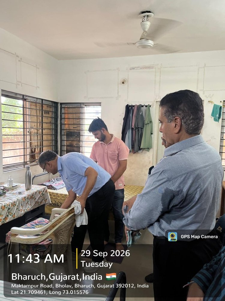 Hon’ble Vice-Chancellor, NAU, Navsari Dr. R. M. Naik along with Directo Prof. Jaimin R. Naik, Director of Students’ Welfare; Dr. Timur R. Ahlawat, Director of Research & Dean PG Studies; Dr. Vikas R. Naik and Dr. Lalit Mahatma, Associate Directors of Research, made a surprise visit to the hostel mess of the College of Agriculture, Bharuch.