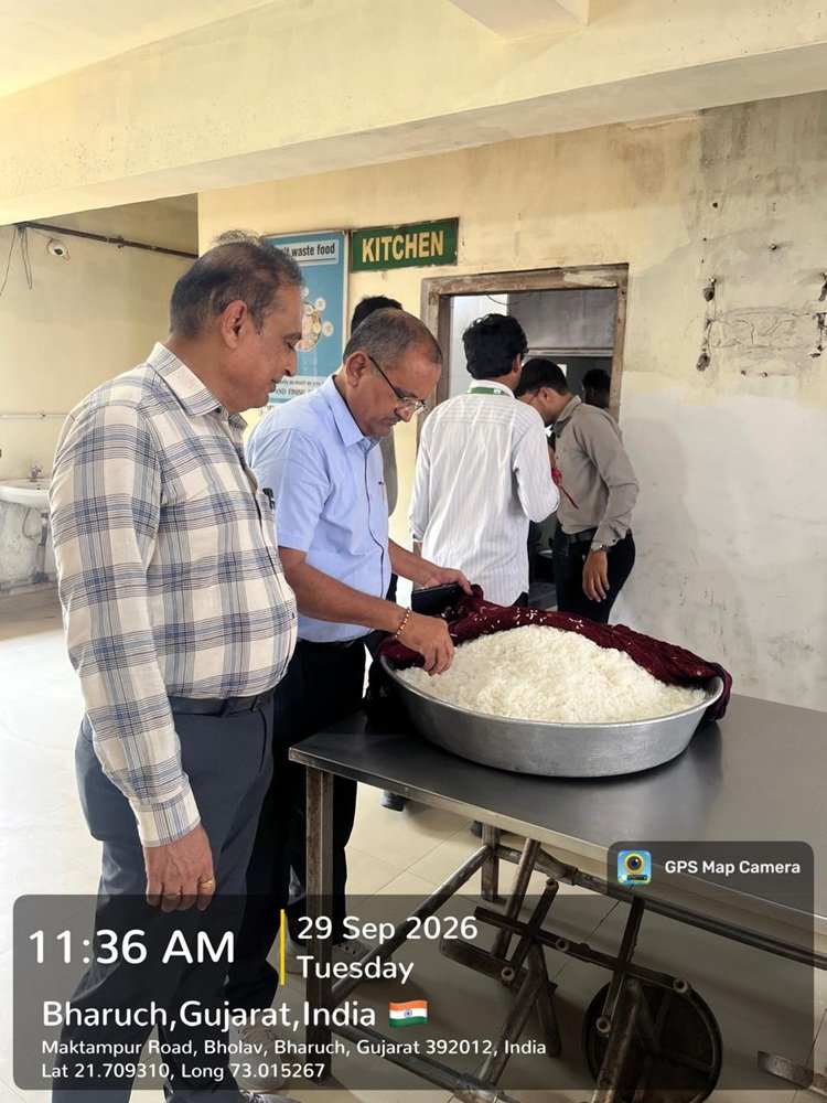 Hon’ble Vice-Chancellor, NAU, Navsari Dr. R. M. Naik along with Directo Prof. Jaimin R. Naik, Director of Students’ Welfare; Dr. Timur R. Ahlawat, Director of Research & Dean PG Studies; Dr. Vikas R. Naik and Dr. Lalit Mahatma, Associate Directors of Research, made a surprise visit to the hostel mess of the College of Agriculture, Bharuch.