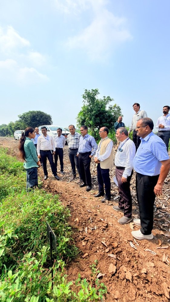 Hon’ble Vice-Chancellor, NAU, Navsari, Dr. R. M. Naik visited the College of Agriculture, Bharuch, for the first time after assuming office as Vice-Chancellor. During the visit, Hon’ble Vice-Chancellor reviewed various farm, academic, research and student welfare activities of the college. 