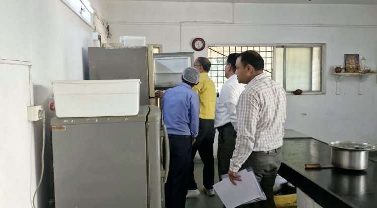 Hon’ble Vice-Chancellor, Navsari Agricultural University, Dr.R.M.Naik along with Director of Students’ Welfare, Prof. Jaimin R. Naik and Executive Engineer, Dr.Vipul Shinde made a surprise visit to the GANDHI Guest House canteen.