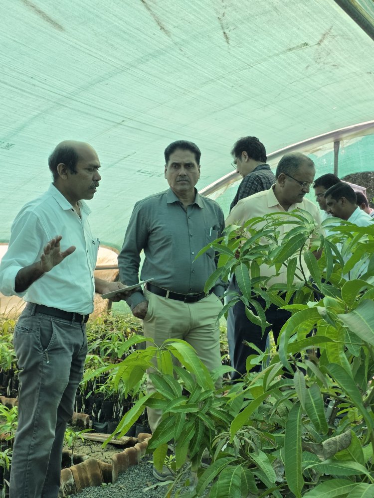 Visit of Hon’ble Vice-Chancellor Dr. R. M. Naik sir to AES, NAU, Paria