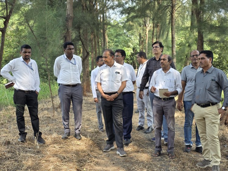 Visit of Hon’ble Vice-Chancellor Dr. R. M. Naik sir to AES, NAU, Paria
