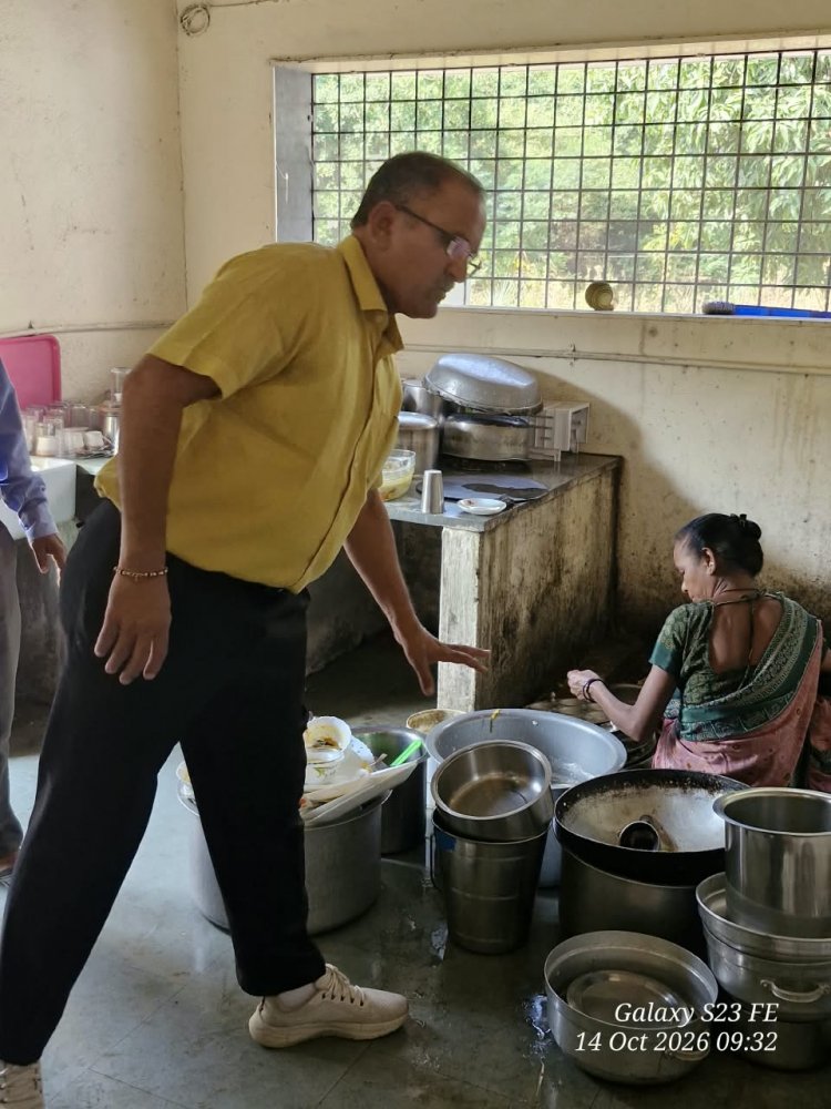 Hon’ble Vice-Chancellor, Navsari Agricultural University, Dr.R.M.Naik along with Director of Students’ Welfare, Prof. Jaimin R. Naik and Executive Engineer, Dr.Vipul Shinde made a surprise visit to the GANDHI Guest House canteen.