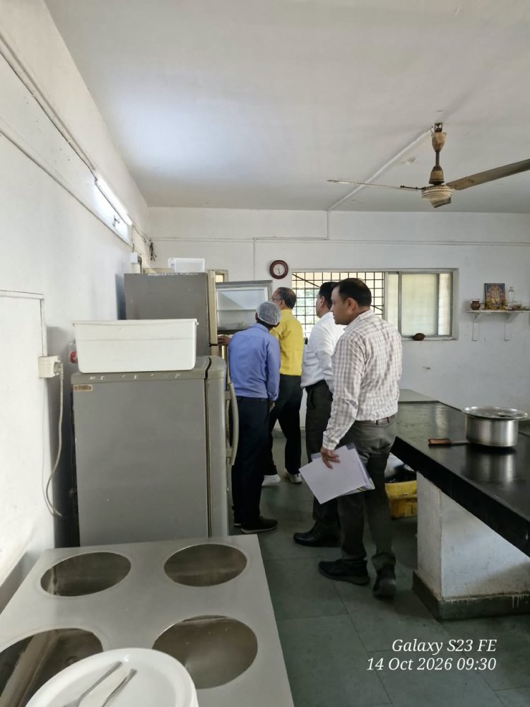 Hon’ble Vice-Chancellor, Navsari Agricultural University, Dr.R.M.Naik along with Director of Students’ Welfare, Prof. Jaimin R. Naik and Executive Engineer, Dr.Vipul Shinde made a surprise visit to the GANDHI Guest House canteen.